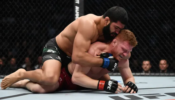 The 16-Pound Weight Disadvantage: How Makhachev's Size Dominated Poirier at UFC 302